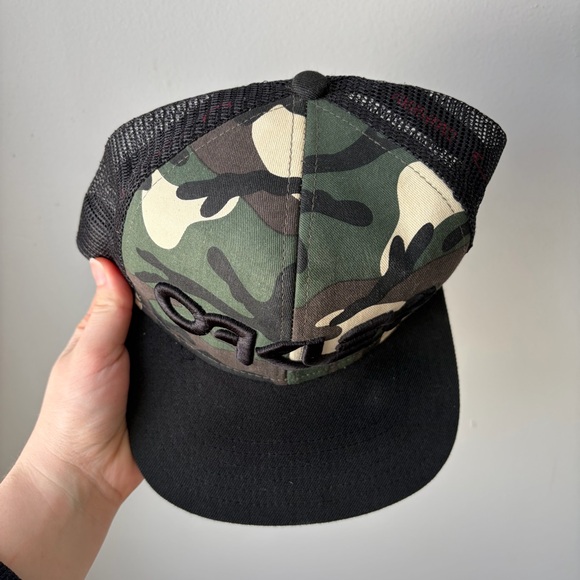 Oakley Green Camo Cap with Black Mesh Mens hat - Picture 2 of 7